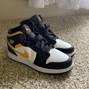 Air Jordan 1 Mid Pollen Black